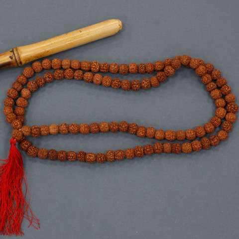 Rudraksha kaulakoru Mala, ruskea, 108 helmeä ja tupsu
