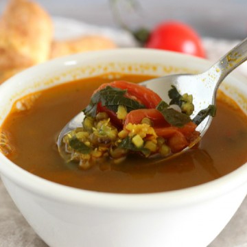 Spindulinių pupuolių sriuba su pomidorais